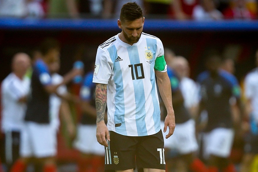 Απογοητευμένος μετά τη λήξη του ματς ο Μέσι (pics)