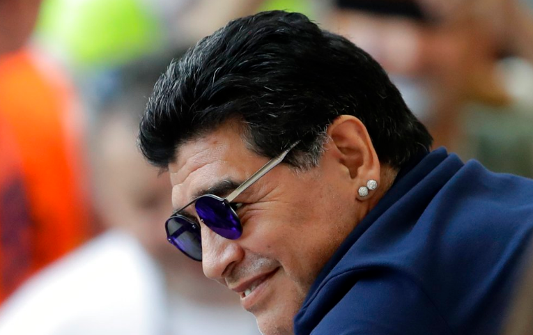 Μαραντόνα: Πετάει την πατερίτσα και χορεύει! (vid)