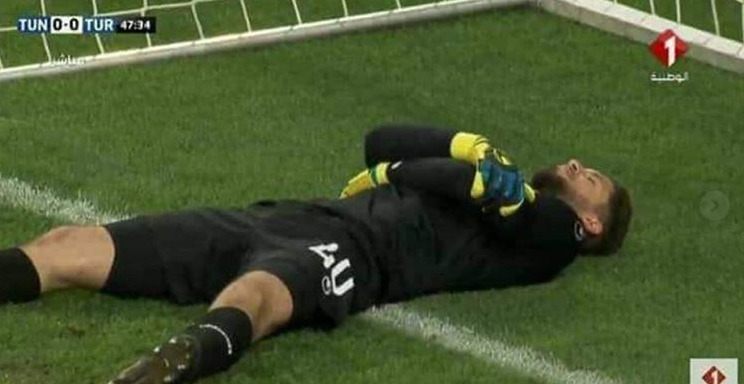 Απίθανος ο κίπερ της Τυνησίας, έκανε τον τραυματία για να φάνε οι συμπαίκτες του!