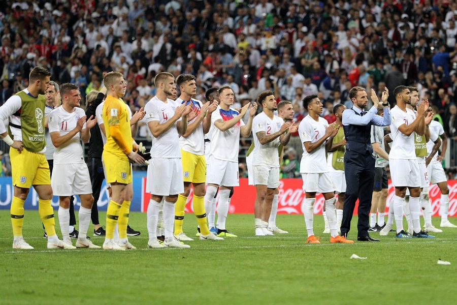 Κοιτάζουν μπροστά οι Άγγλοι (pic)