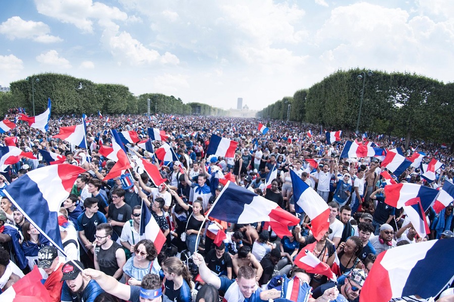 Τρέλα στο Παρίσι για τους Παγκόσμιους Πρωταθλητές (pics/vids)
