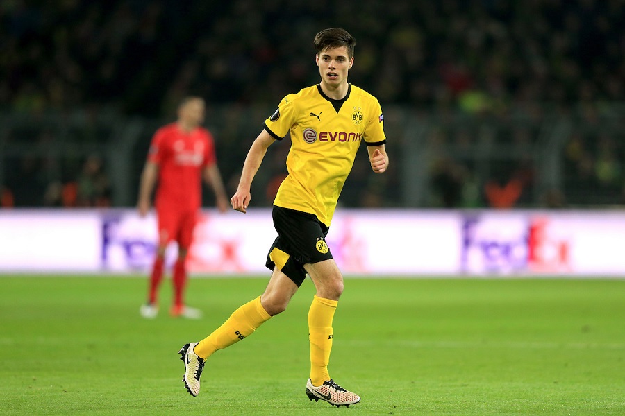 Κοιτάζει Βάιγκλ η Παρί