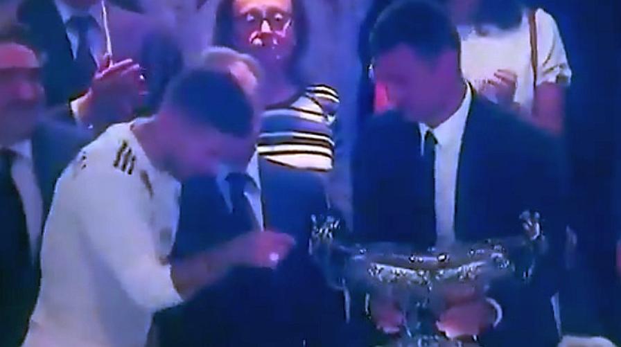 O Ράμος υποκλίθηκε στο είδωλο του (vid)