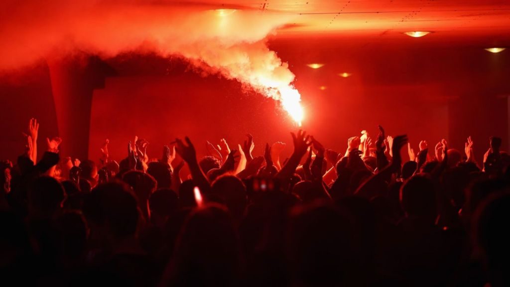 ΒΙΝΤΕΟ: Οι οπαδοί του Άγιαξ «γκρεμίζουν» το Άμστερνταμ πριν το ματς με τη Ντιναμό Κιέβου!