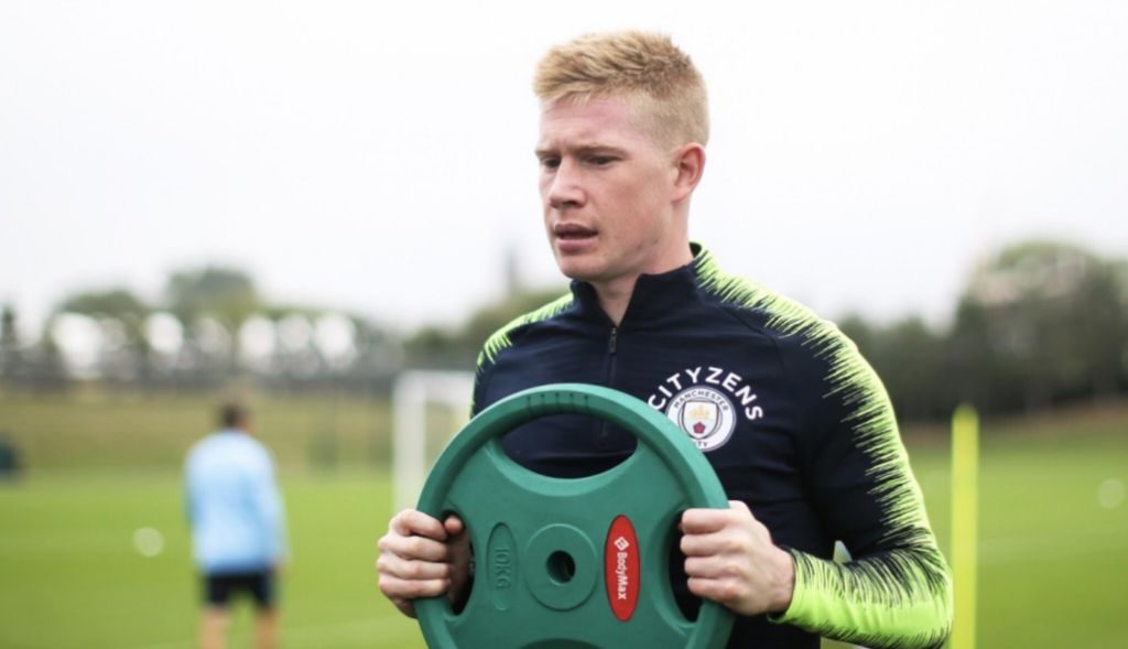 Ο Ντε Μπρόινε με πατερίτσες στην πρεμιέρα του ντοκιμαντέρ για τη Σίτι! (vid)