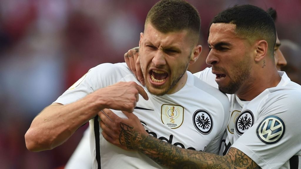 “Έδεσε” Ρέμπιτς η Άιντραχτ