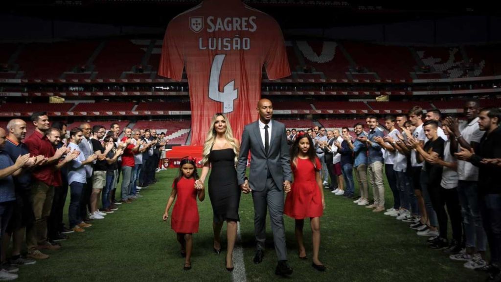 «Κρέμασε» τα παπούτσια του ο εμβληματικός Λουιζάο (vid)