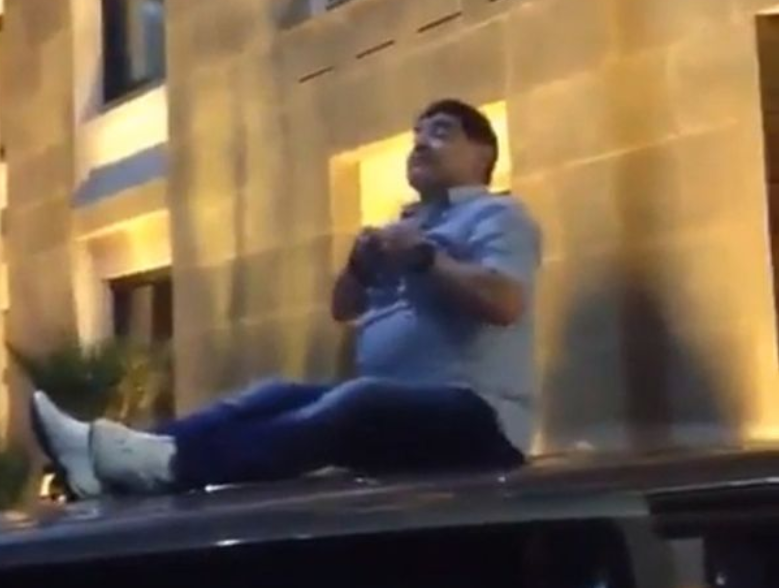 “Λιώμα” ο Μαραντόνα πάνω σε οροφή αυτοκινήτου (vid)
