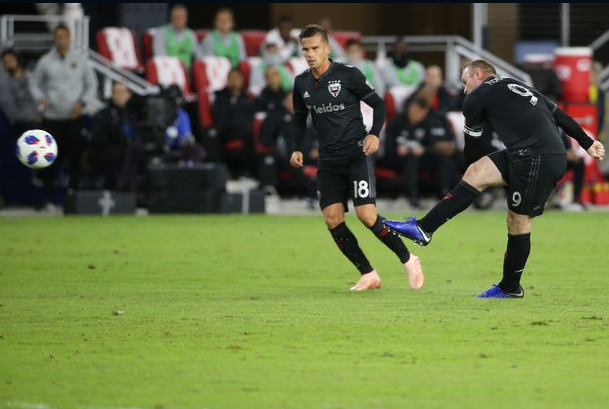 Την είδε… Μπέκαμ με αυτό το φάουλ ο Ρούνεϊ! (vid)