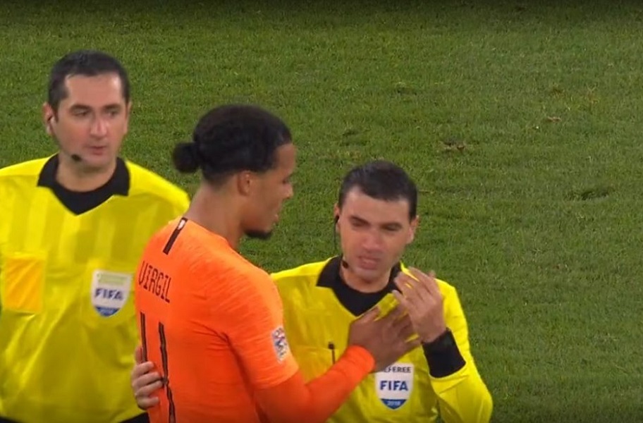 Τρομερή κίνηση του Φαν Ντάικ: Αγκάλιασε δακρυσμένο διαιτητή που έχασε τη μητέρα του (vid)