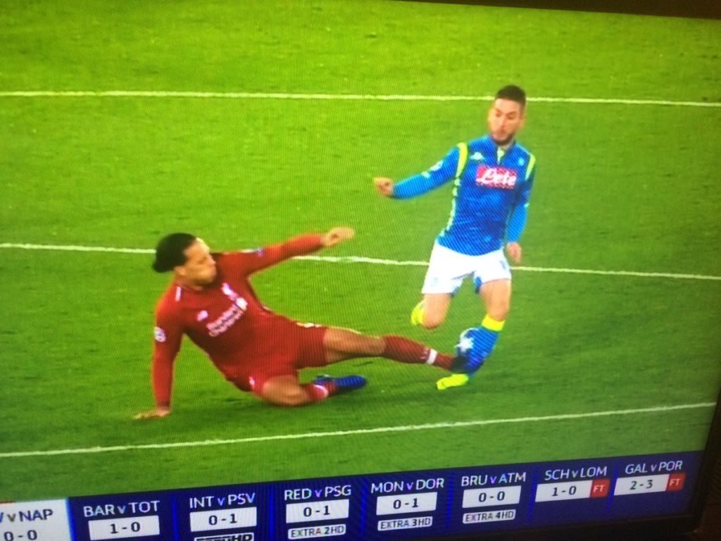 Το επικίνδυνο φάουλ του Φαν Ντάικ στον Μέρτενς (vid)