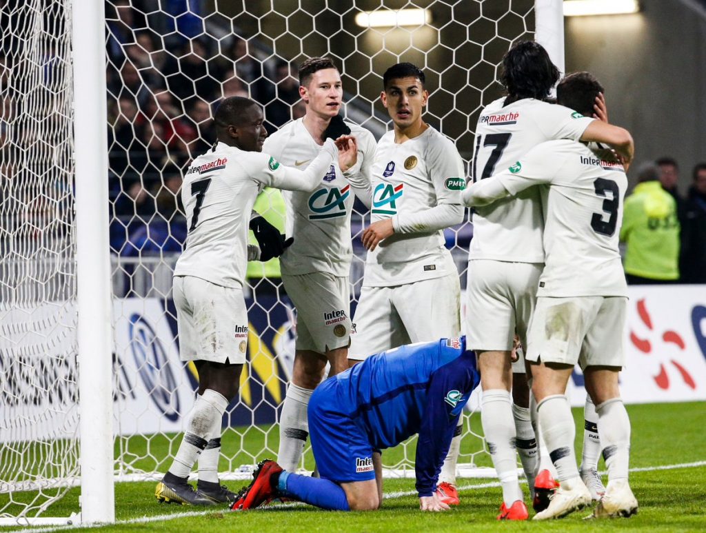 Είδε ταβάνι και έβαλε… Καβάνι η Παρί! (vid)