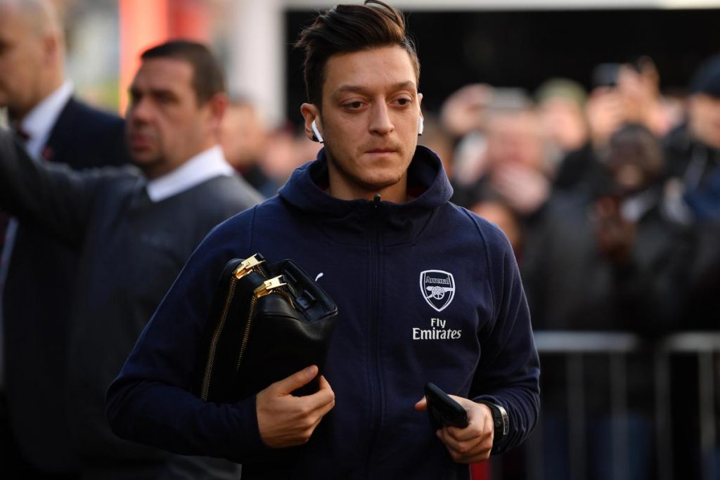 Ο Οζίλ έδωσε τη φανέλα του… στο ημίχρονο του ντέρμπι με τη Σίτι! (pic)