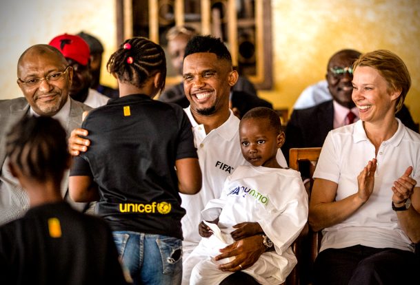 Συγκίνησε ο Ετό! Δίπλα στα φτωχά παιδιά του Καμερούν! (pics)