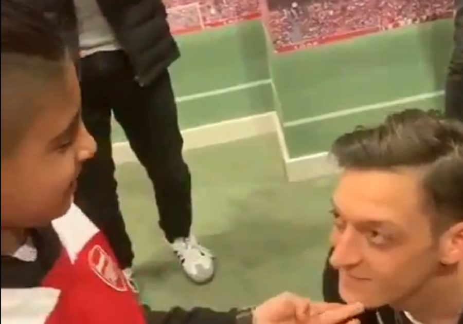 Τυφλό παιδί κατάλαβε τον Οζίλ με το… άγγιγμα του (vid)