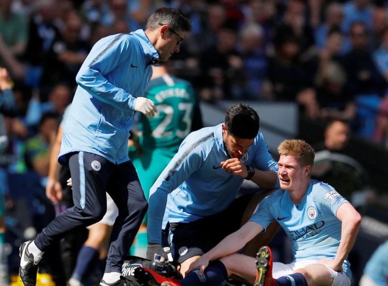 Αγωνία στη Σίτι: Αναγκαστική αλλαγή ο Ντε Μπρούιν με τραυματισμό στο γόνατο!