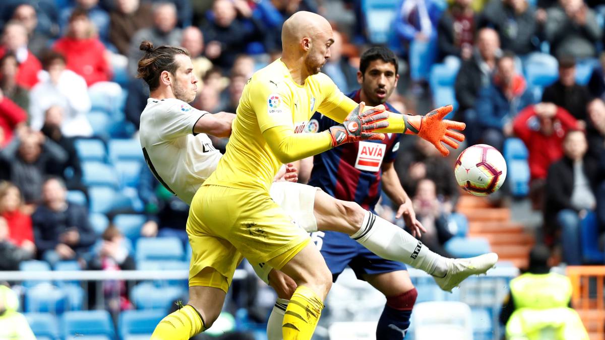 Ανοίγει το σκορ η Εϊμπάρ και… ηχηρές αποδοκιμασίες στο «Μπερναμπέου»! (vid)