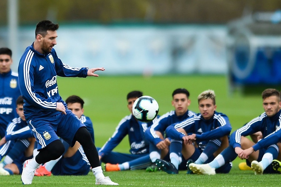 Μόνο το δοκάρι μπορεί να σταματήσει τον Μέσι! (vid)