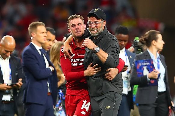 O Χέντερσον έκλεισε στόματα όχι με λόγια, αλλά με... κούπες!