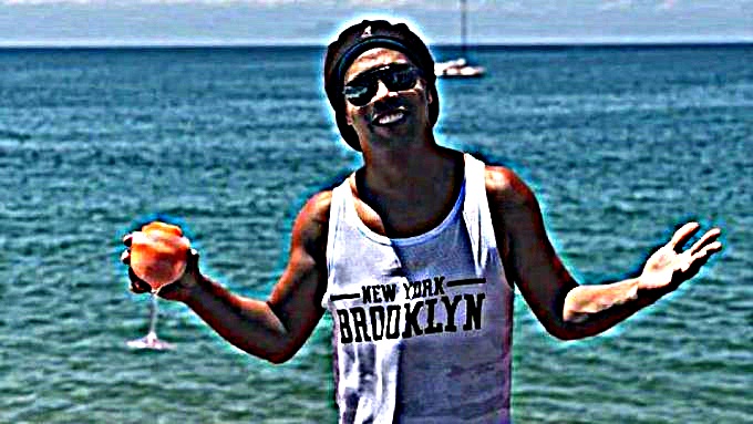 Ροναλντίνιο: «Ρε πως μπατιρίσαμε που σαρανταρίσαμε…»