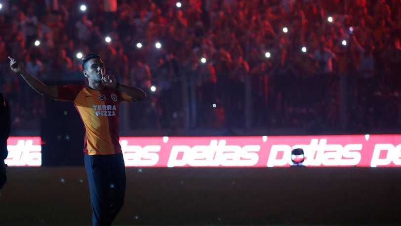 Τρέλα στην παρουσίαση του Φαλκάο! (vid)