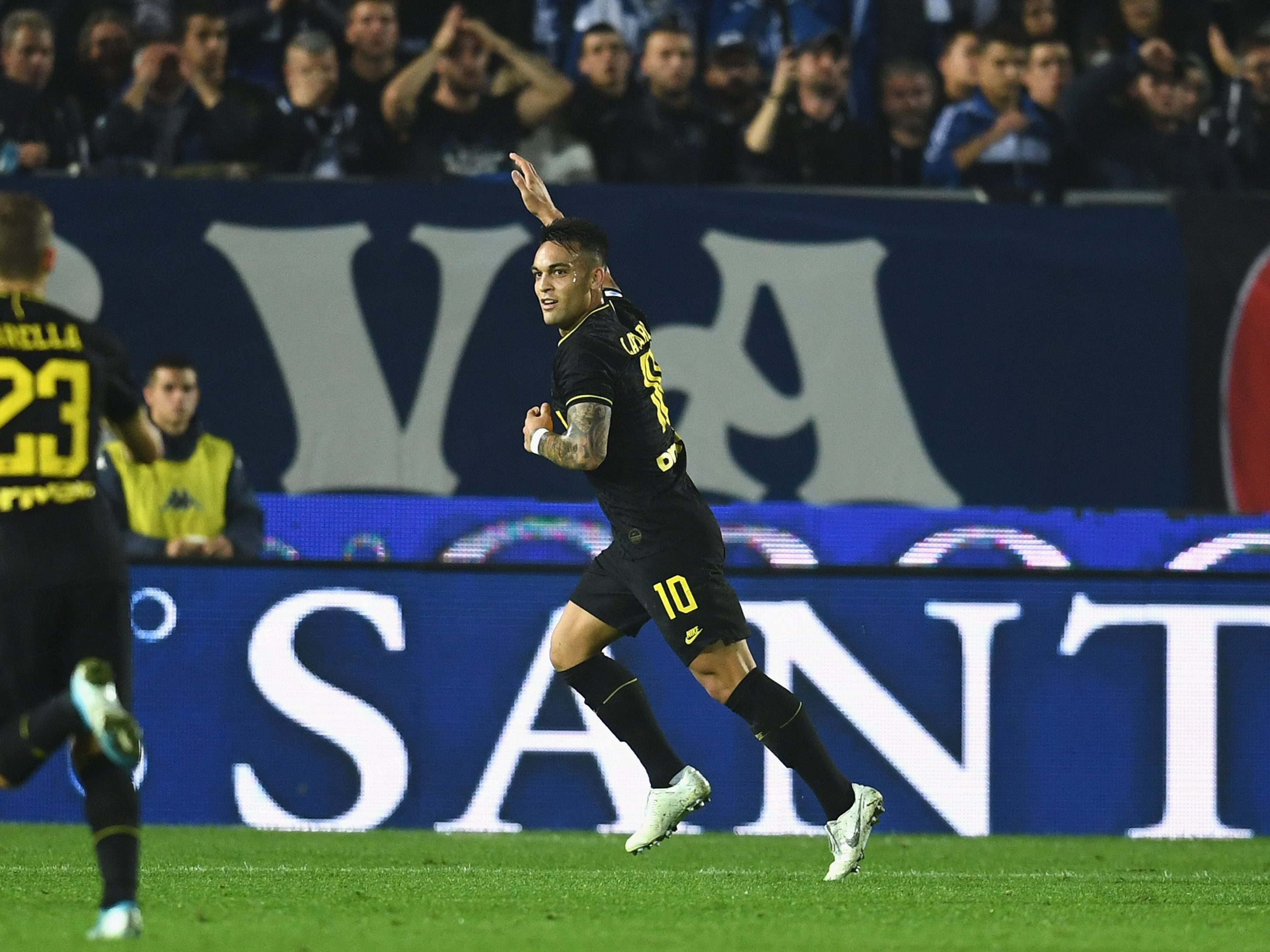 Προσωρινά ( ; ) στην κορυφή η Ίντερ