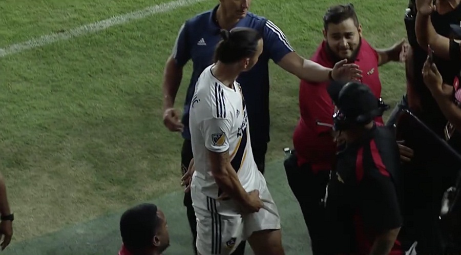 Απαράδεκτη χειρονομία του Ιμπραΐμοβιτς  στον κόσμο!(vid)