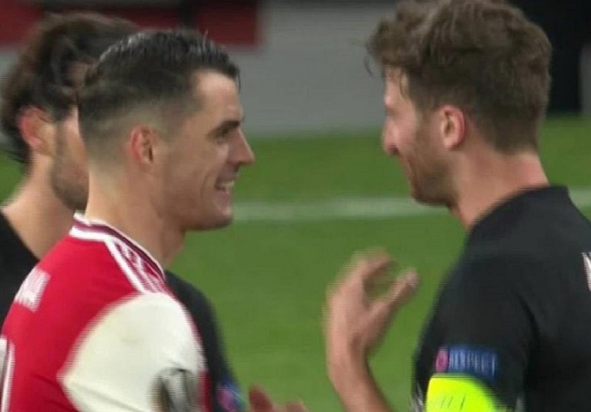 Γελούσε ξένοιαστος με τους αντιπάλους ο Τζάκα μετά την ήττα (vid)