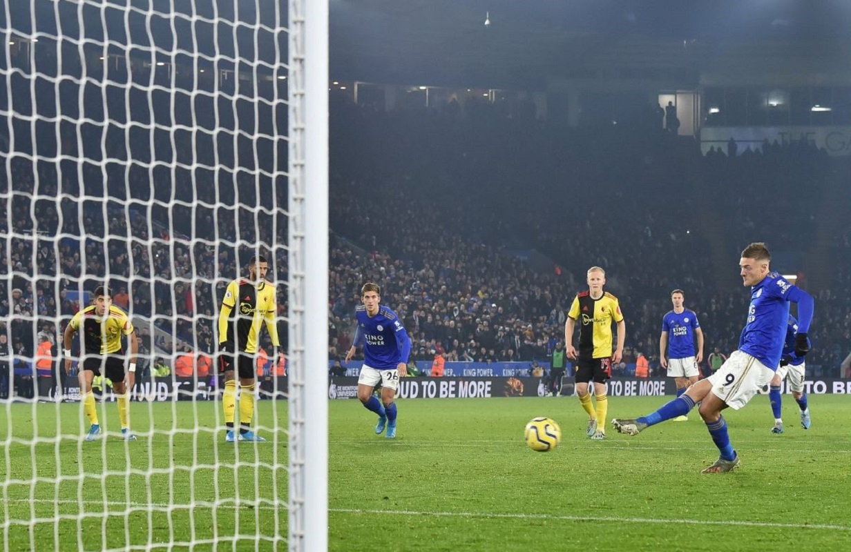 Σκόρερ για τη Λέστερ από το σημείο του πέναλτι ο Βάρντι (vid)