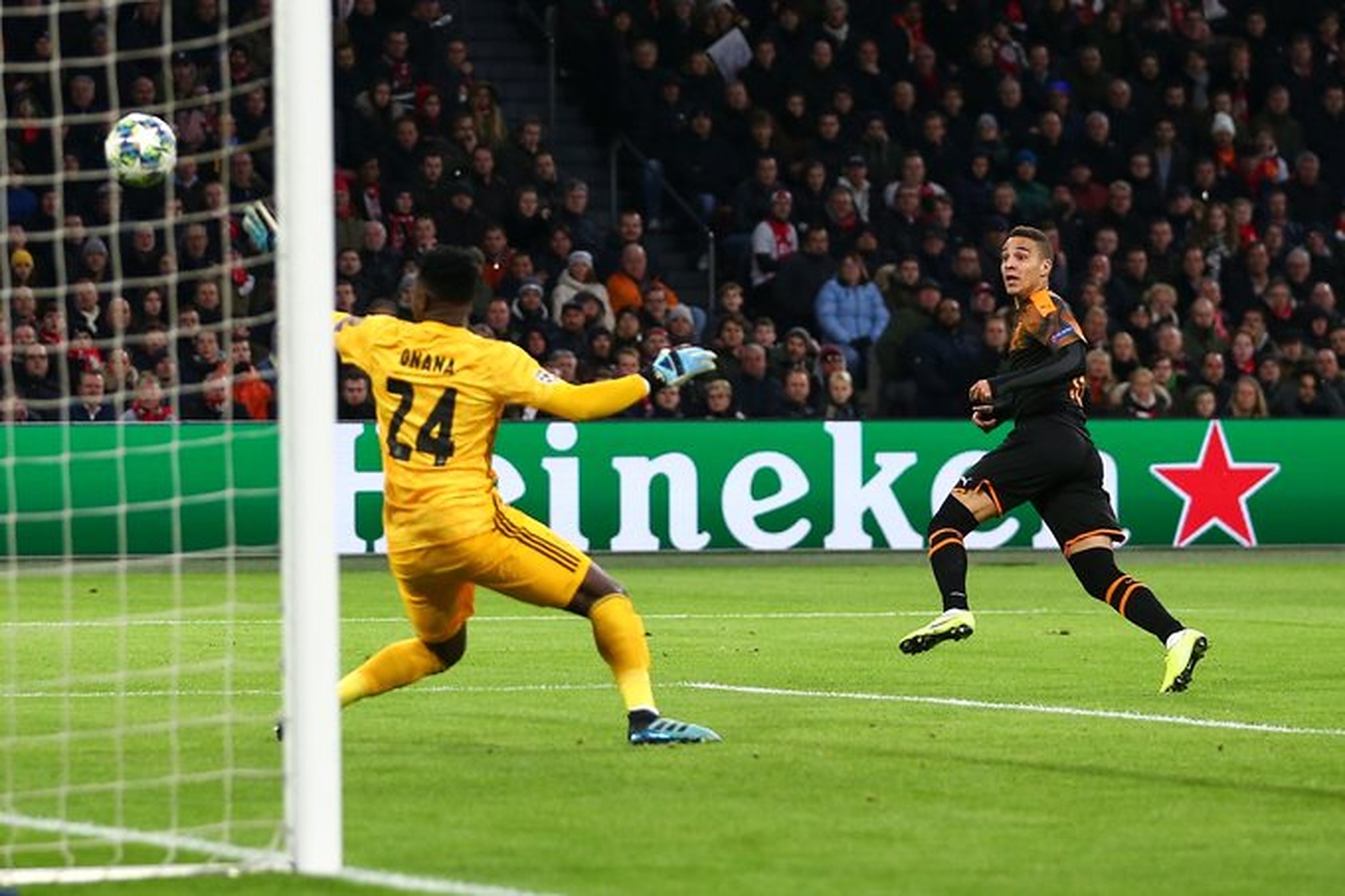 Η Βαλένθια πέταξε εκτός τον Άγιαξ μέσα στο σπίτι του!(vid)