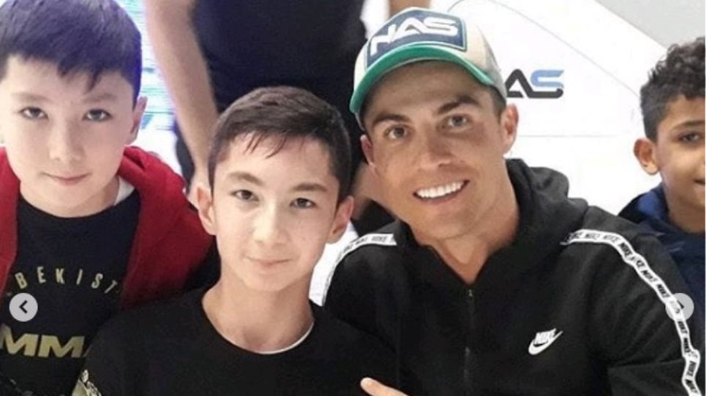 Μεγαλείο ψυχής Ρονάλντο: Έπαιξε μπάλα με παιδάκι χωρίς πόδια!(vid)