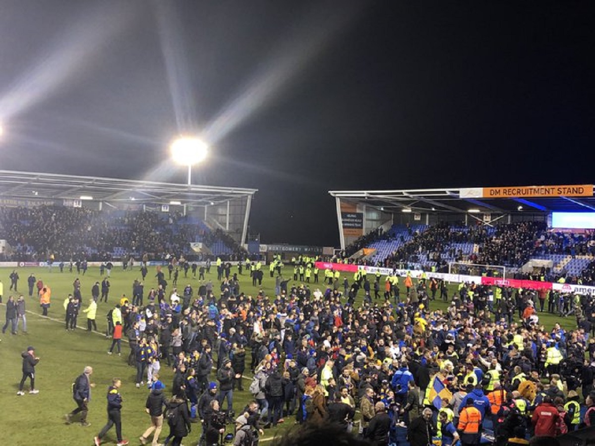 Απίστευτο «ντου» θριάμβου από τους οπαδούς της Σριούσμπερι!(vid)