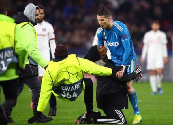 Ο Κριστιάνο σε έξαλλη κατάσταση προσπαθούσε να απομακρύνει τον απρόσκλητο οπαδό