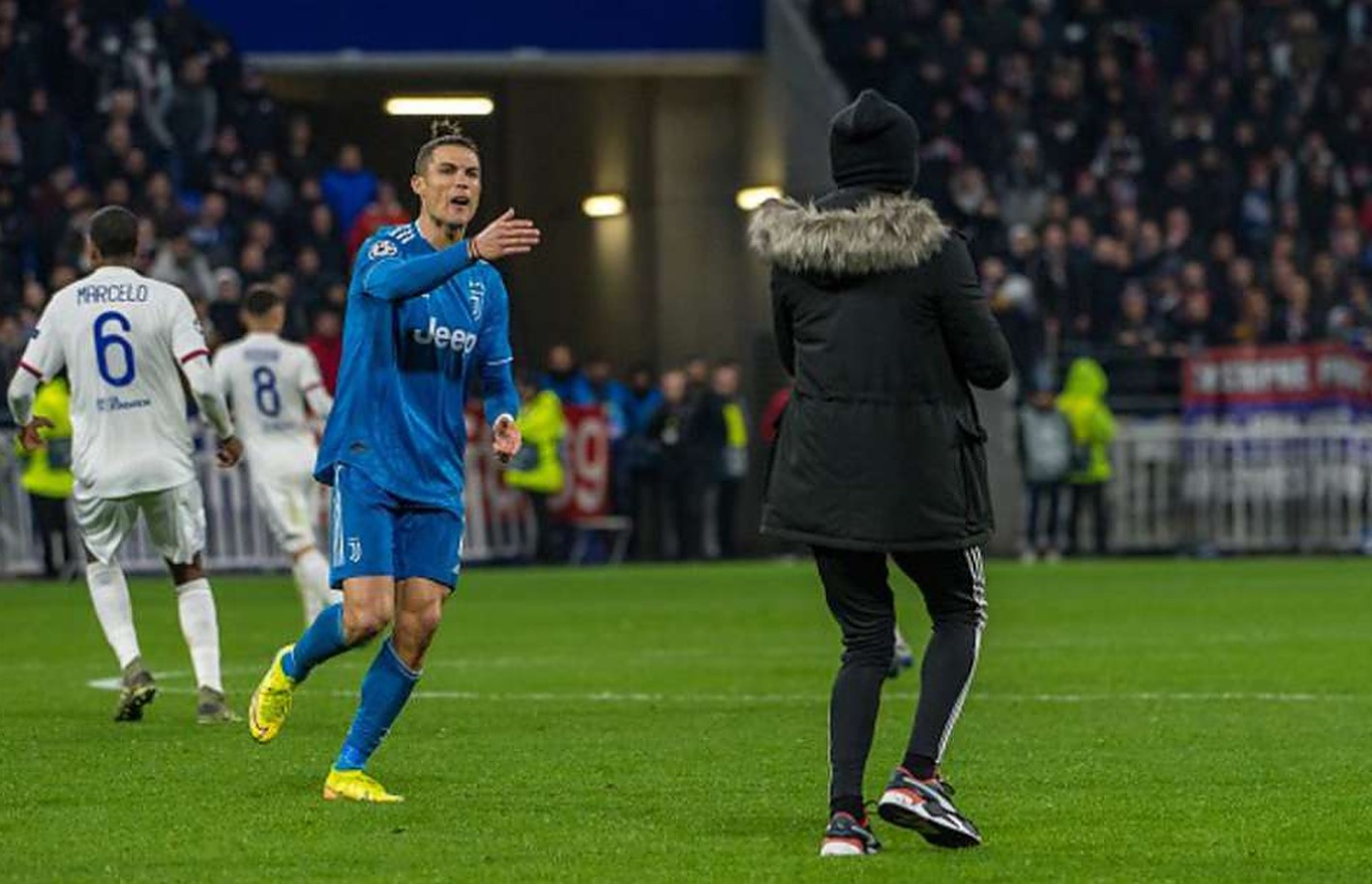 Ο Κριστιάνο απώθησε τον ανεγκέφαλο εισβολέα (vid)