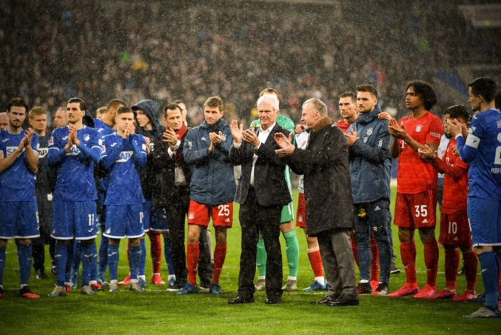 Απίθανες σκηνές! Έτσι απάντησαν στο υβριστικό πανό των φίλων της Μπάγερν οι ποδοσφαιριστές! (vid)