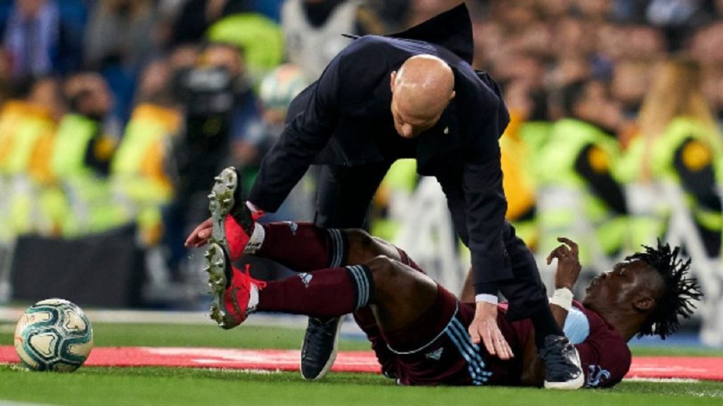 Τάκλιν στην “καρωτίδα” από παίκτη της Θέλτα στον Ζιντάν!(vid)