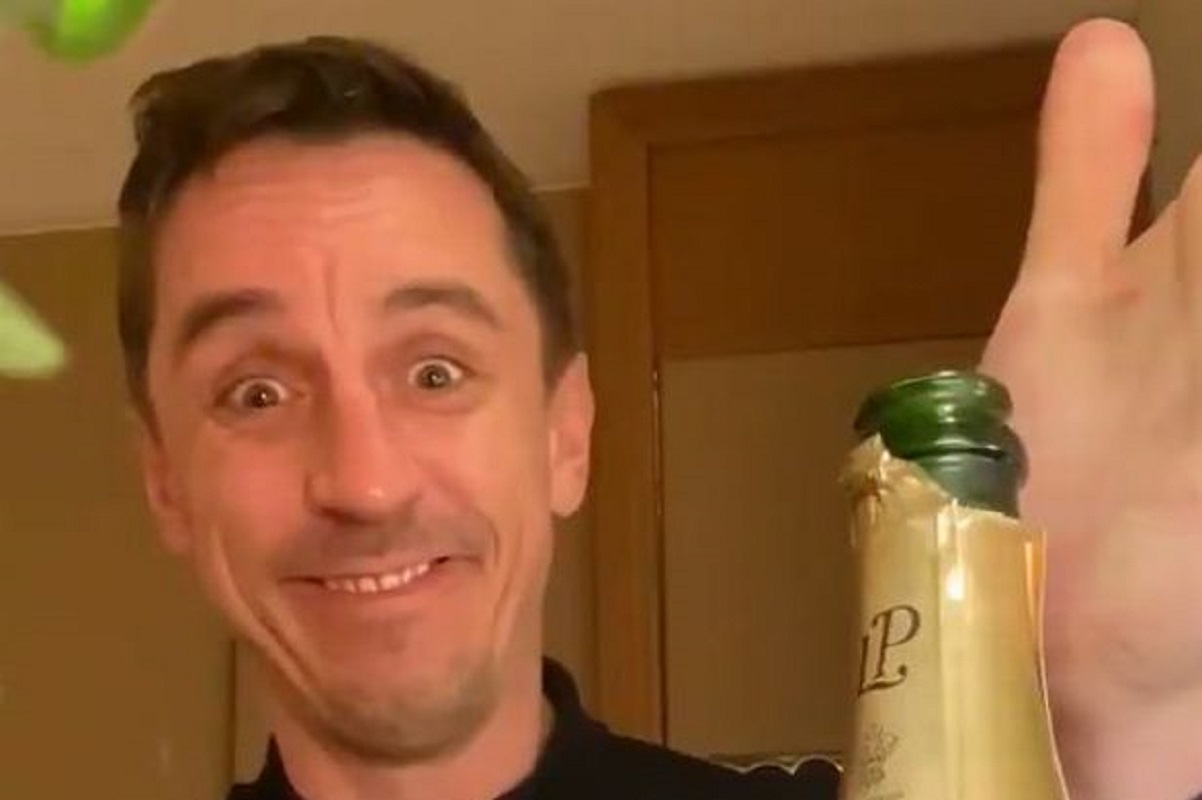 Κλάμα ο Νέβιλ: Άνοιξε σαμπάνια για την ήττα της Λίβερπουλ!(vid)