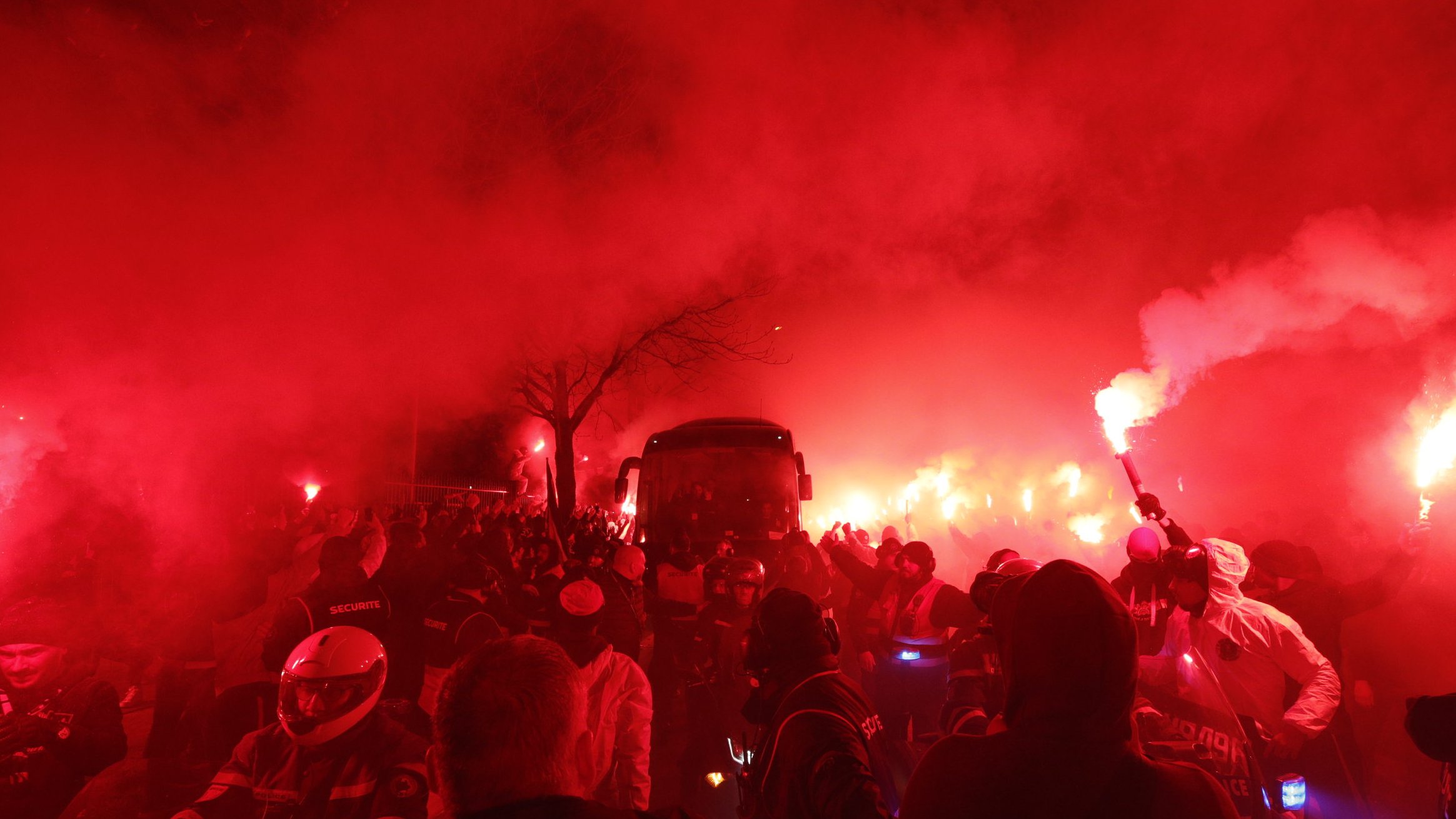 Κεκλεισμένων; Οι φίλοι της Παρί κάνουν… χαμό έξω από το γήπεδο! (vids)