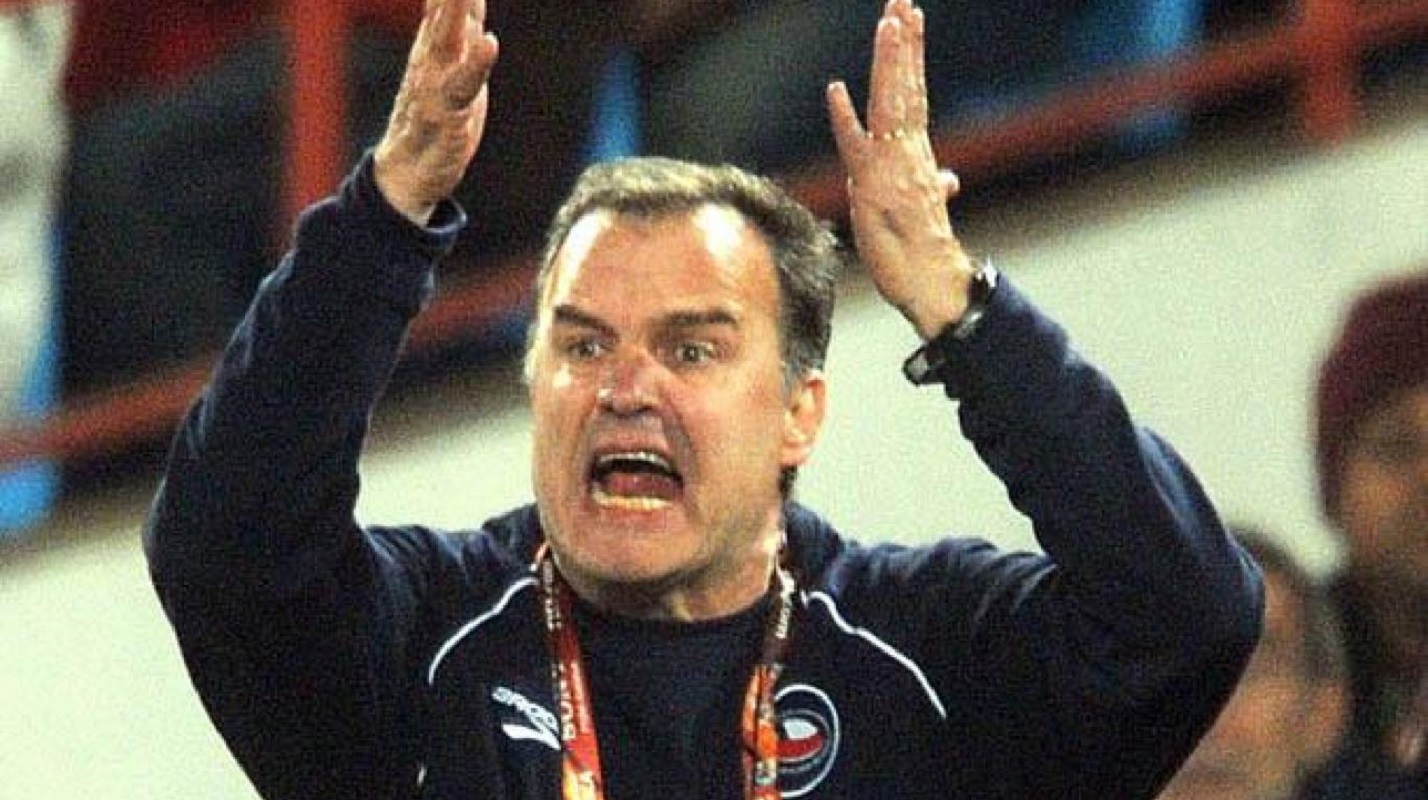 Όταν ο Μπιέλσα αντιμετώπισε οπαδούς με… χειροβομβίδα!