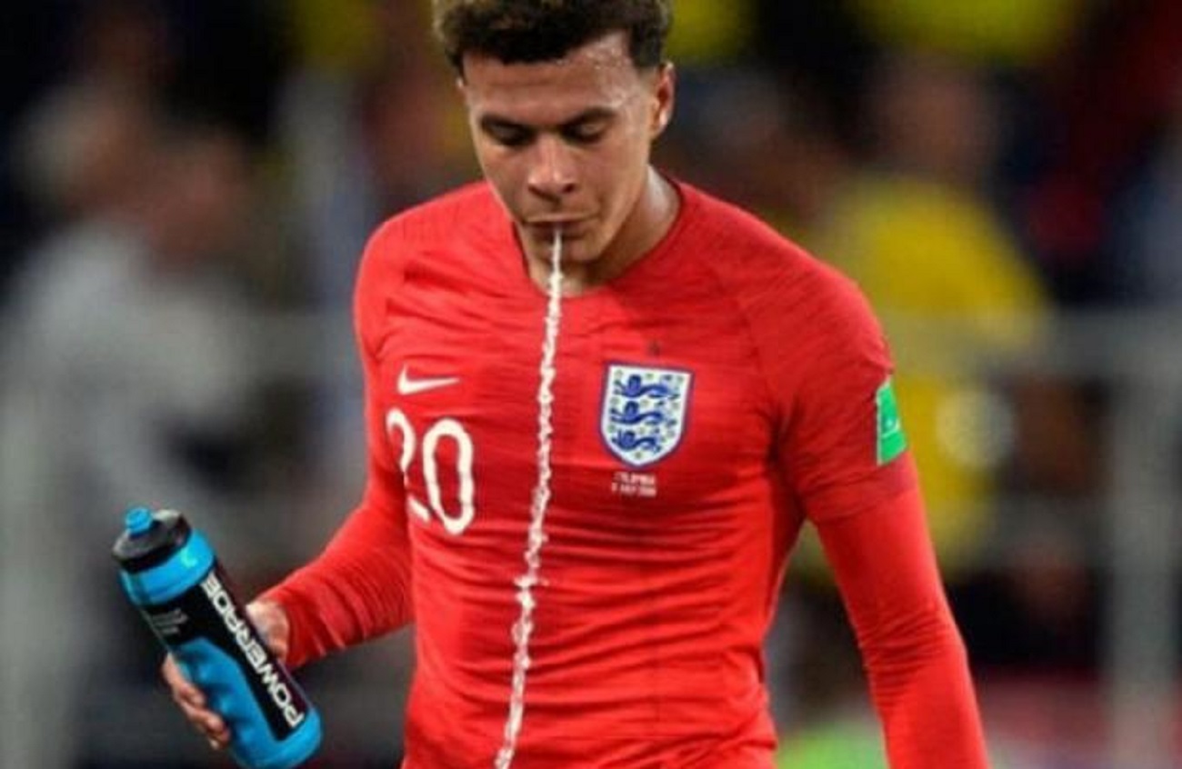 FIFA: «Θα δέχεται κίτρινη κάρτα όποιος παίκτης φτύνει στο χορτάρι»