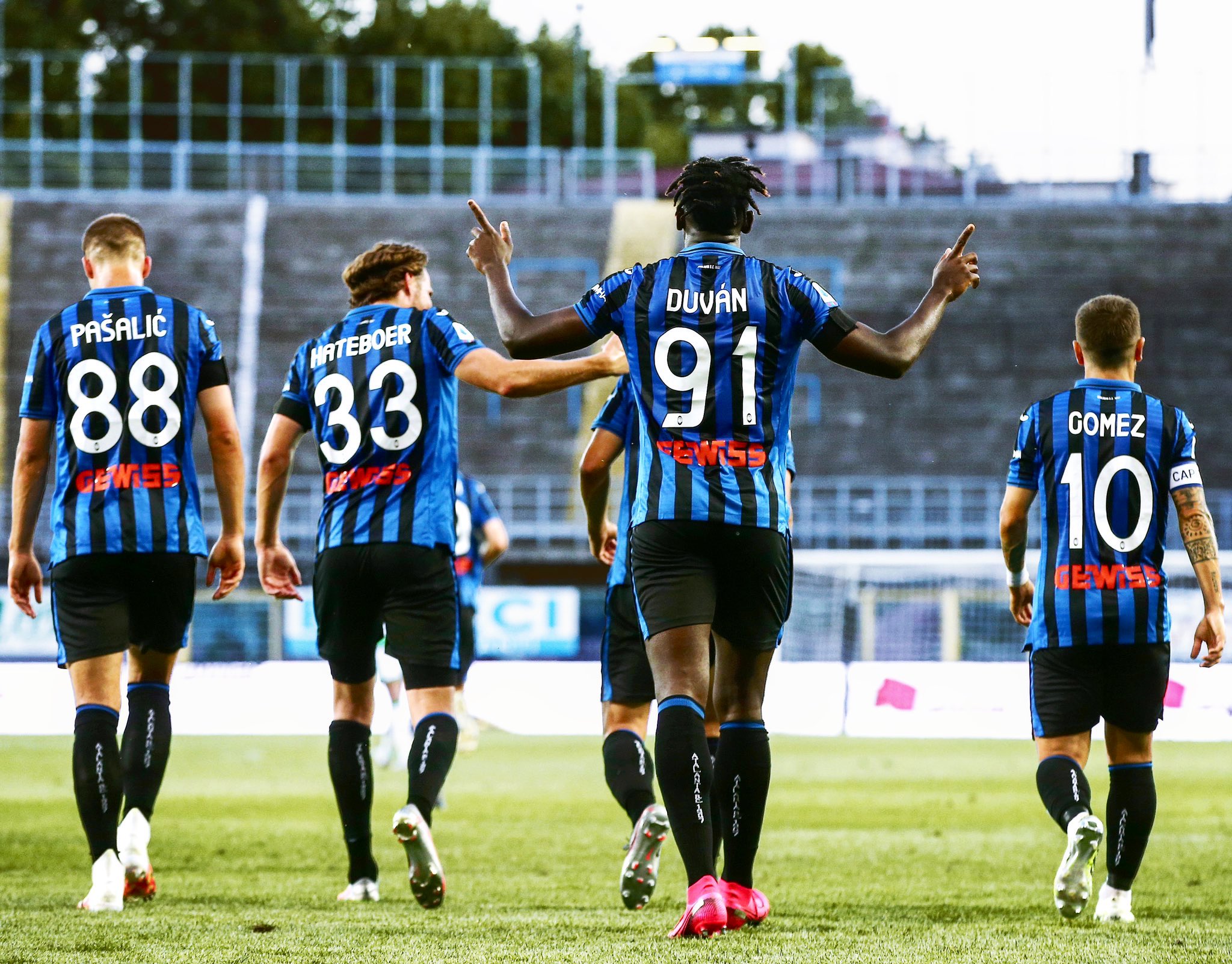 Κάνει πλάκα αυτή η Αταλάντα! Καθάρισε και τη Νάπολι!