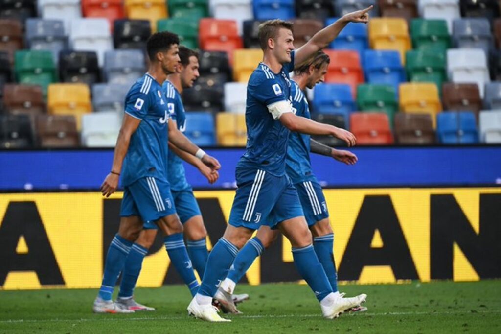 Οι τρελοί πανηγυρισμοί του Ντε Λιχτ με το… σκυλί του! (vid)