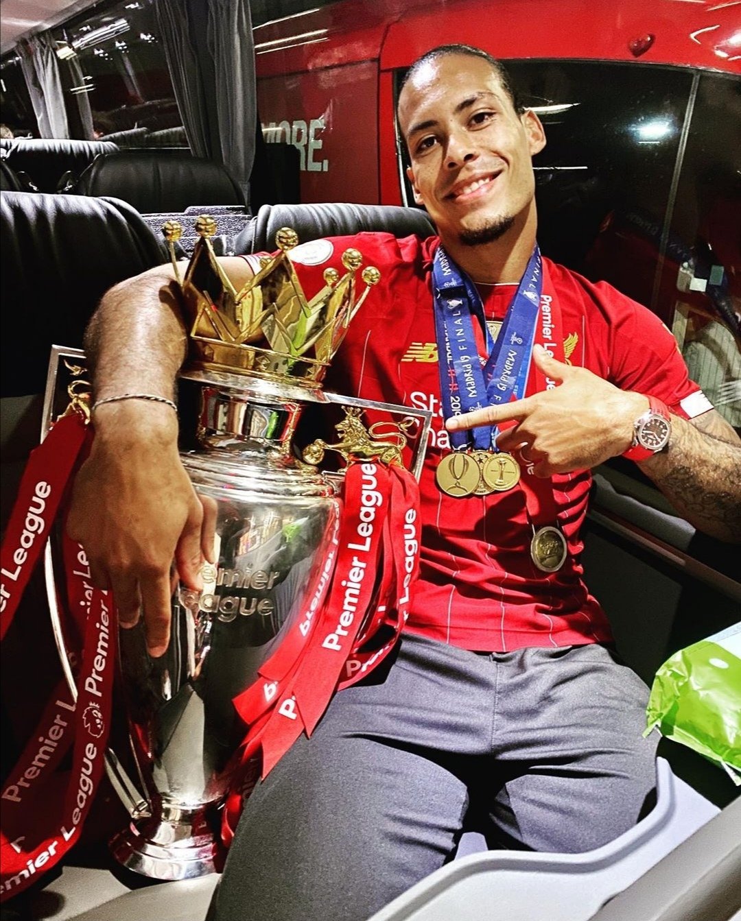 Βαθιά υπόκλιση σε Φαν Ντάικ μέχρι και από τον Φέρδιναντ!