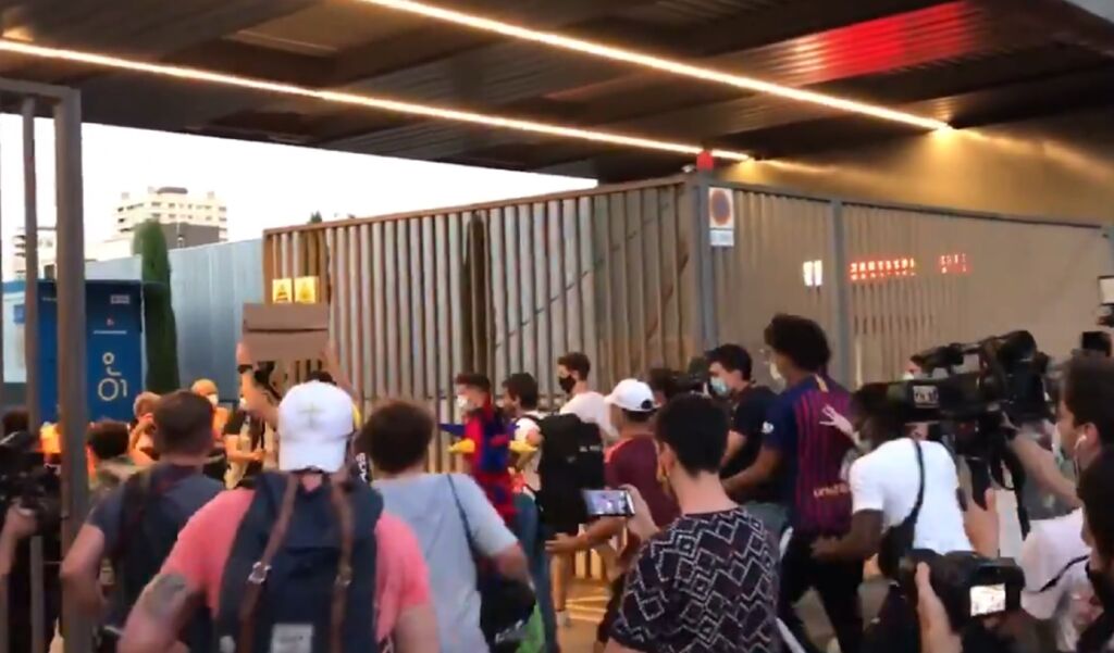 «Ντου» στο Καμπ Νου – Οπαδοί ζητούν την παραμονή Μέσι