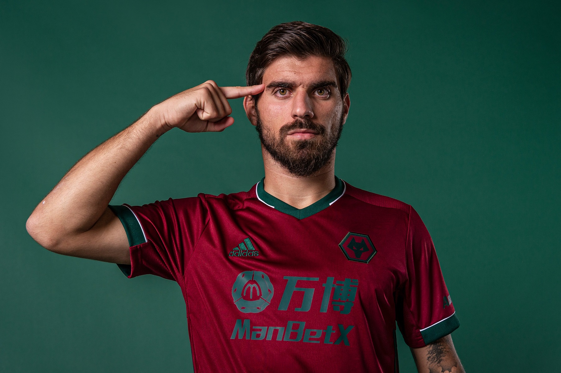 Η νέα φανέλα της Γουλβς θυμίζει… Πορτογαλία (pics)