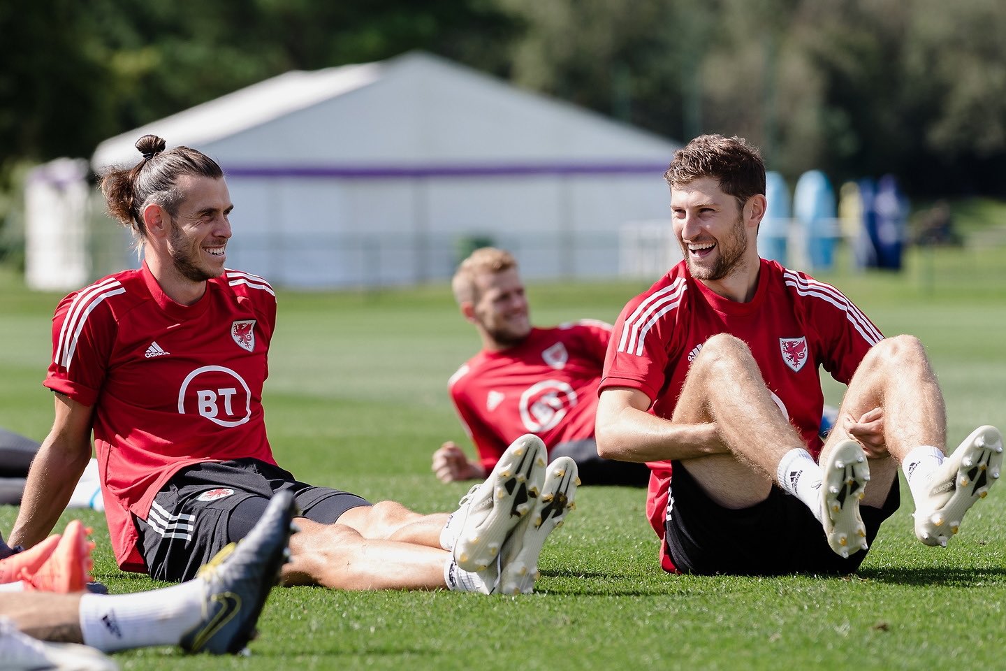 Mαλλί… ροκά έχει πλέον ο Μπέιλ! (pics)