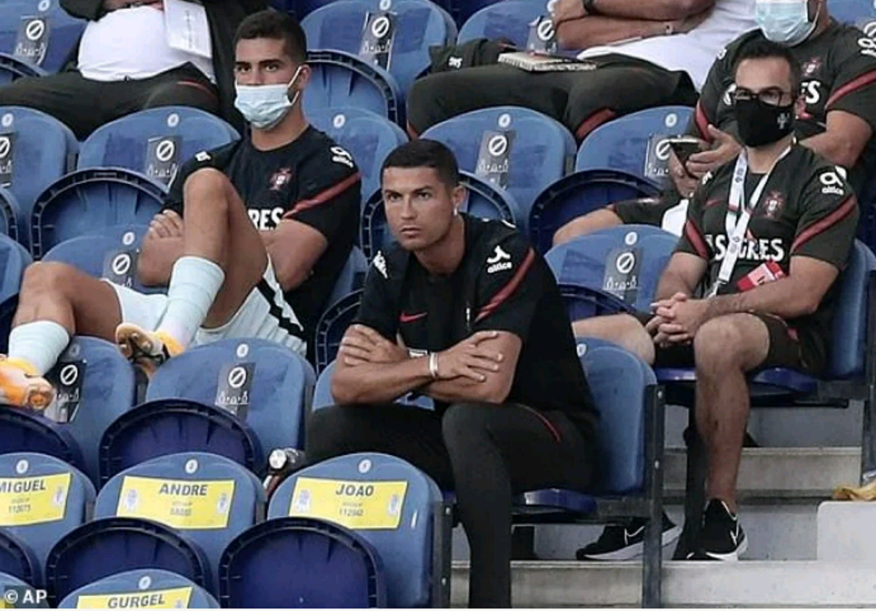 Έβαλαν… χέρι στον Κριστιάνο για μάσκα (vid)