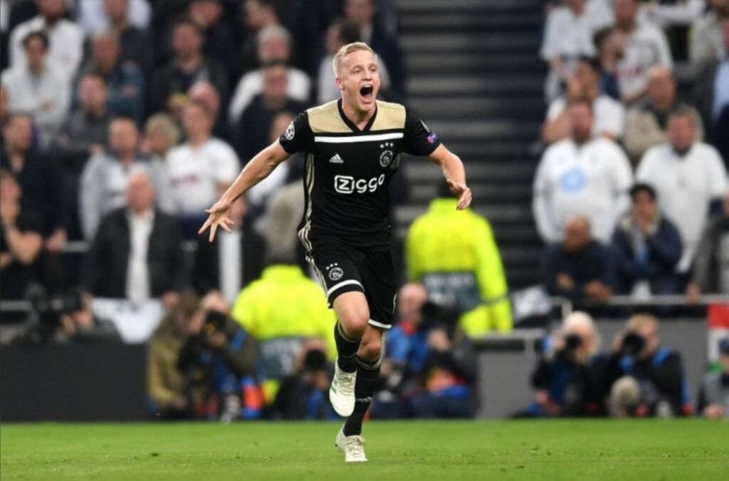 Το βίντεο του Άγιαξ για τον Ντε Μπεεκ θα σε κάνει να δακρύσεις