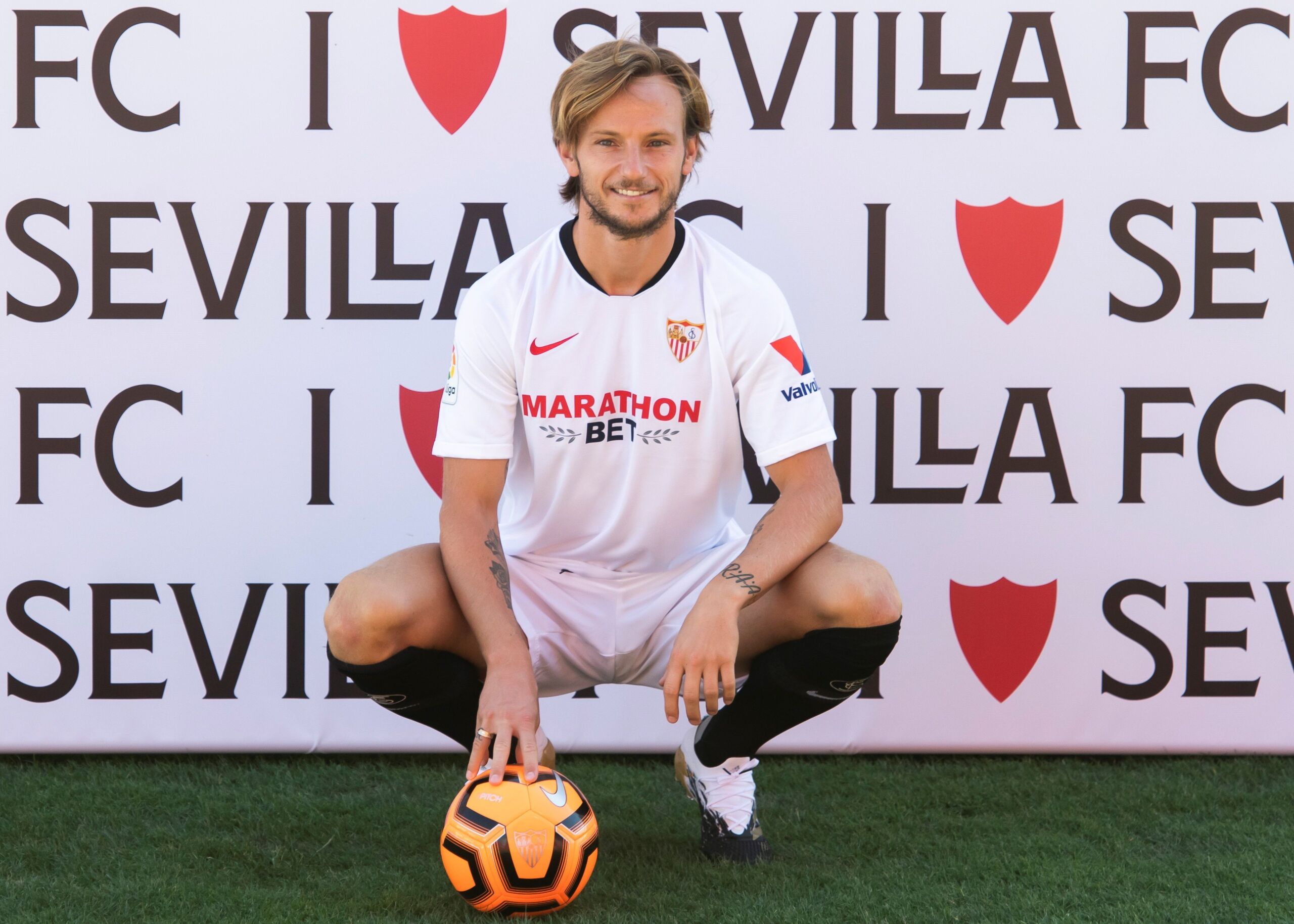 Γύρισε ο Ράκιτιτς στη Σεβίλλη και γελάνε και τα… μουστάκια του!