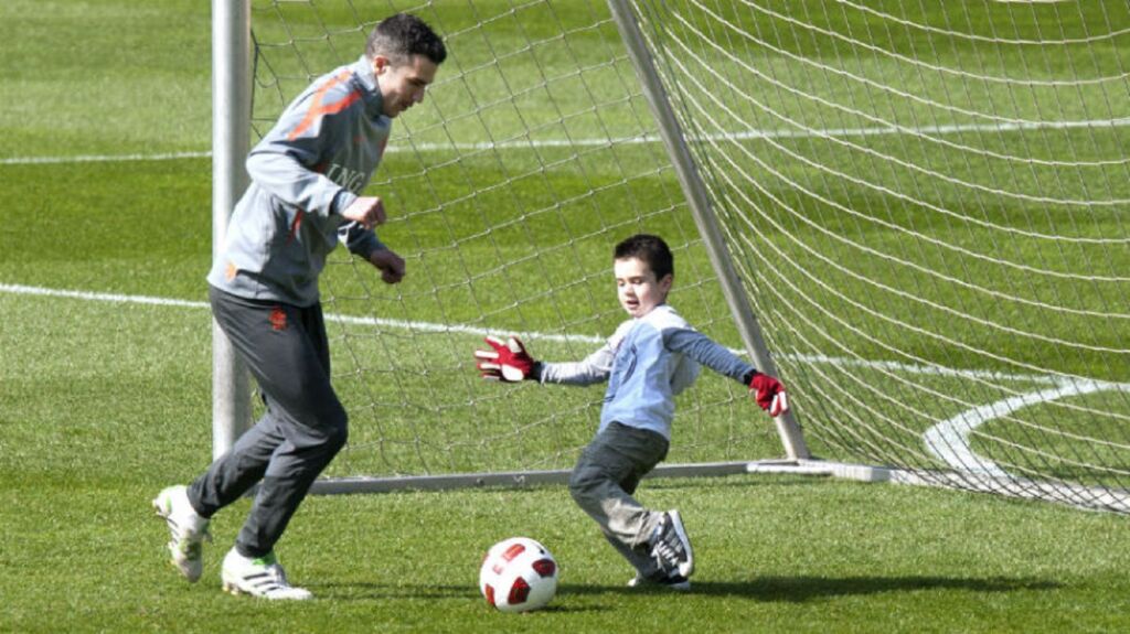 Η γκολάρα του γιου του Φαν Πέρσι με ανάποδο ψαλιδάκι! (vid)